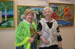 Вышивальщицы: К. А. Вершинина и Г. Я. Безруких.